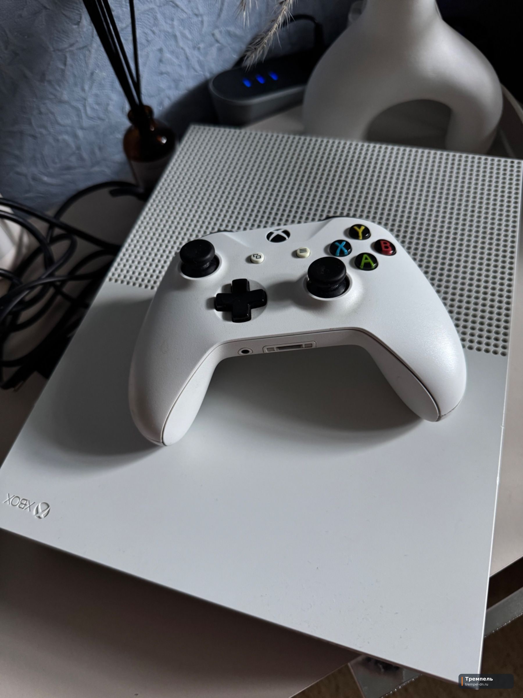 Продам игровую приставку Xbox one s на 1 тб