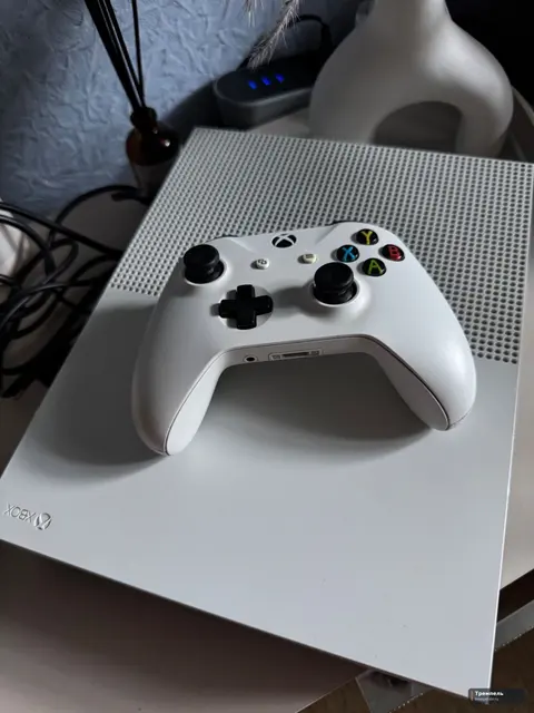Продам игровую приставку Xbox one s на 1 тб